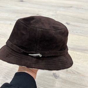 BURBERRY WOMEN DARK BROWN SUEDE HAT SIZE M USED. IN GOOD CONDITION.